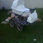 Белая коляска для малыша