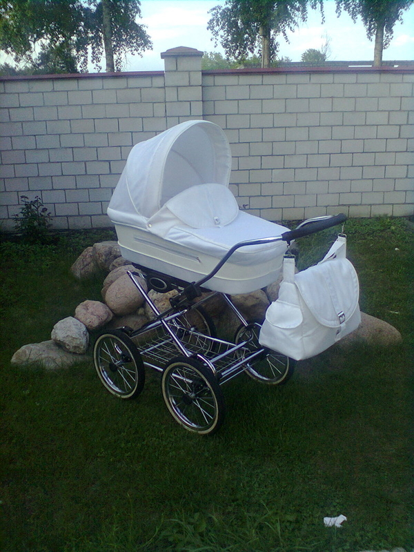 Белая коляска для малыша