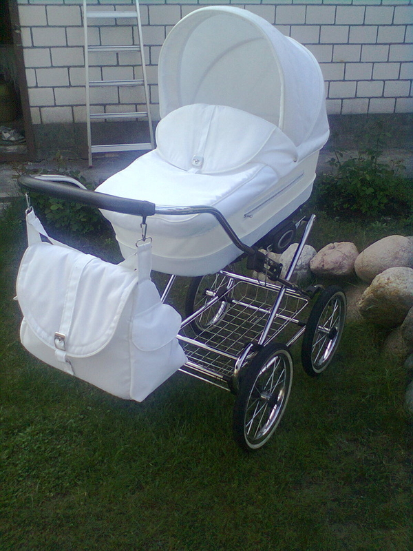 Белая коляска для малыша 2