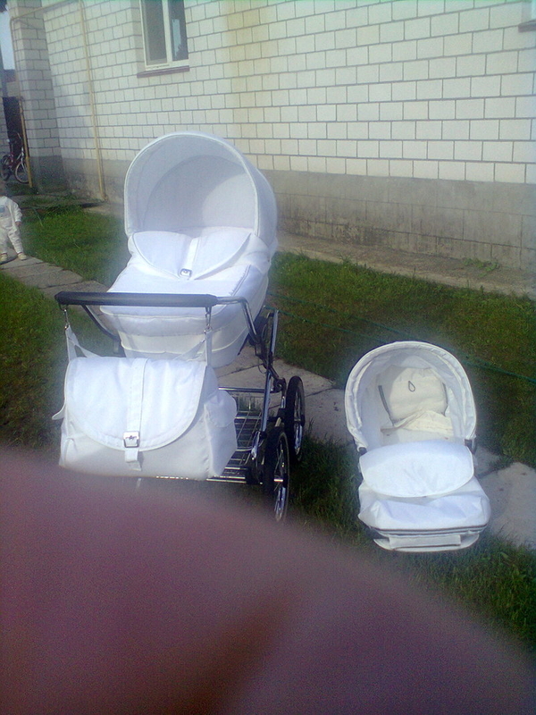Белая коляска для малыша 3