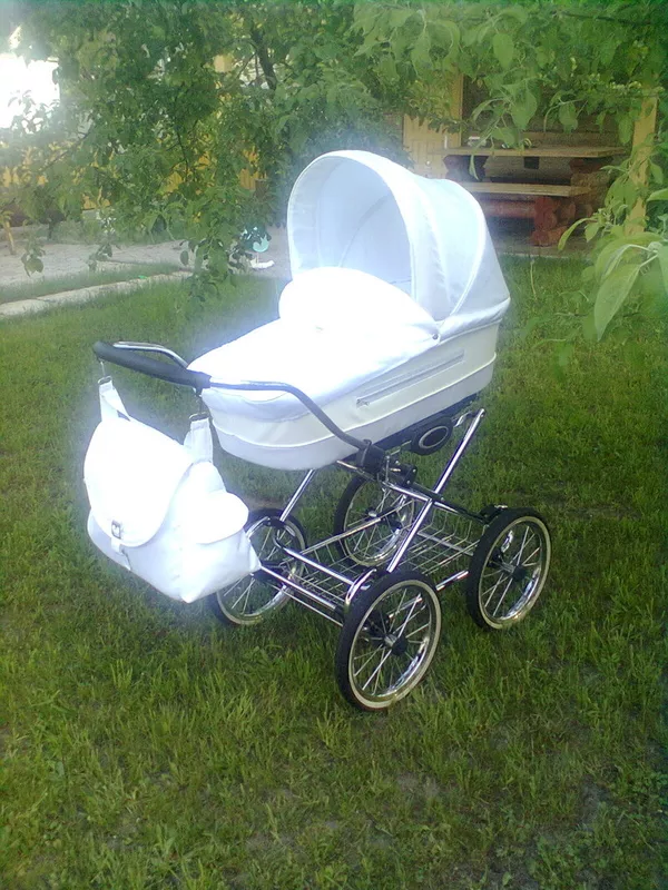 Белая коляска для малыша 4